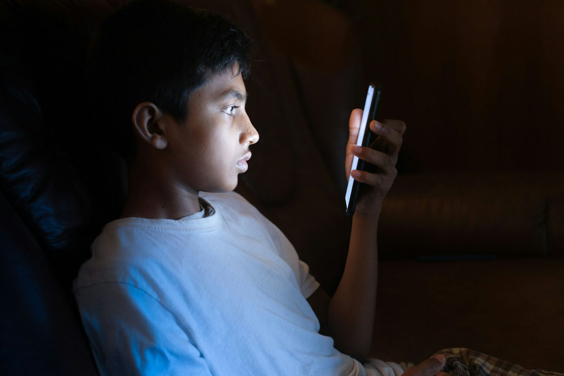 Australian teens source news from AI