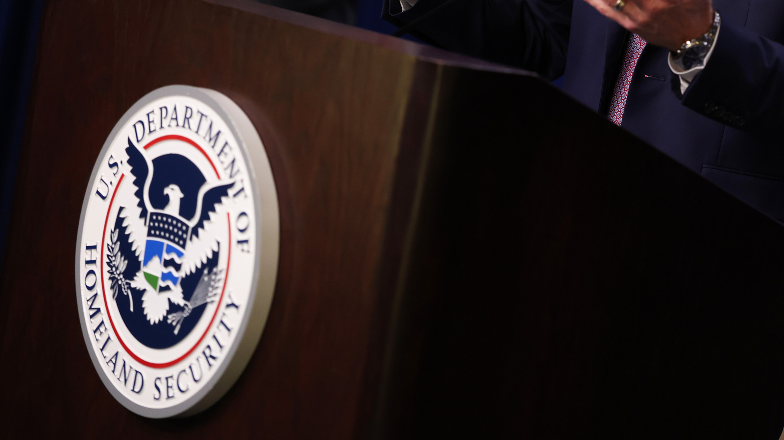 DHS orders federal agencies to remove DeepSeek AI